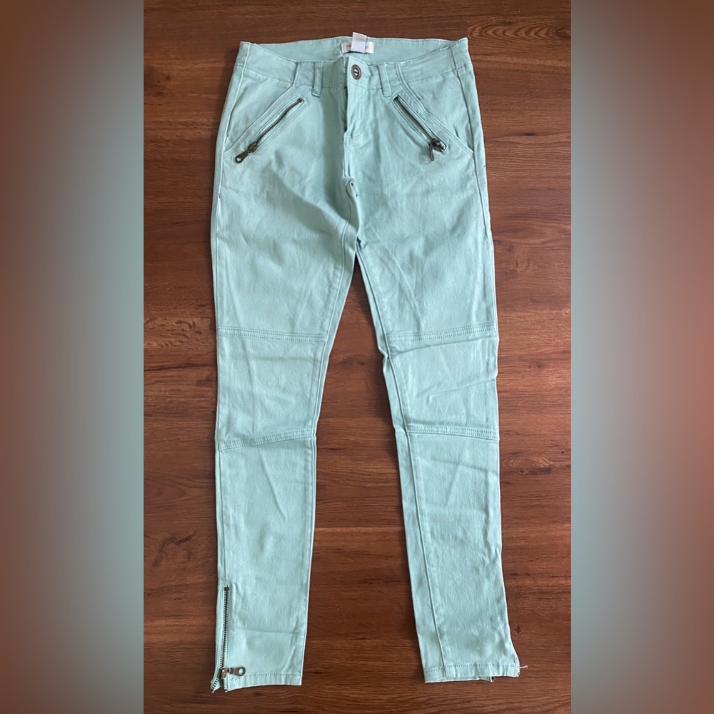 FOREVER 21 Mint Green Moto Style Stretch Denim Jeans. Size 24 skinny leg w/ zip